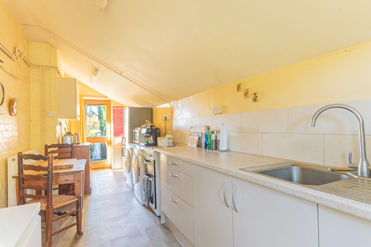 Kings Road, Devizes, Market Lavington, SN10 4PZ