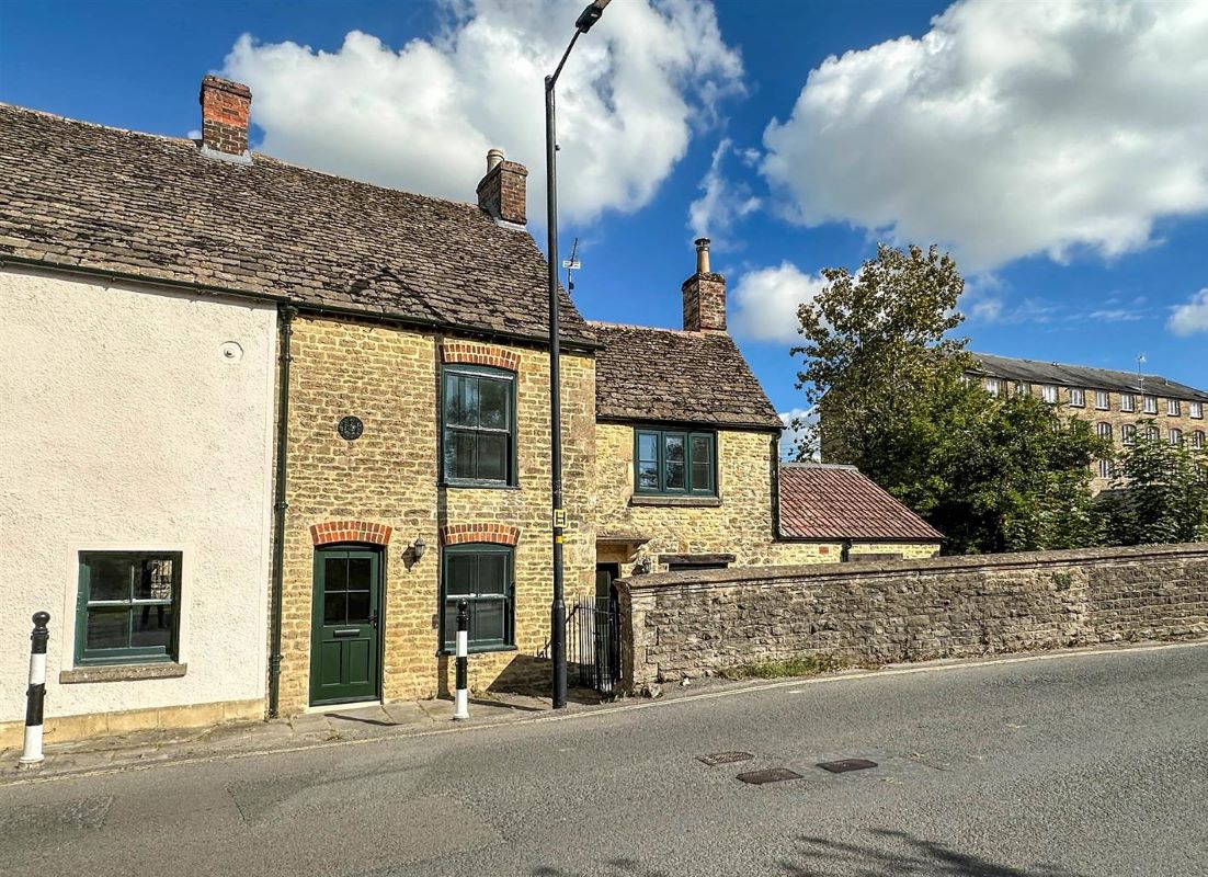 1, St. Johns Bridge, Malmesbury, SN16 9BL